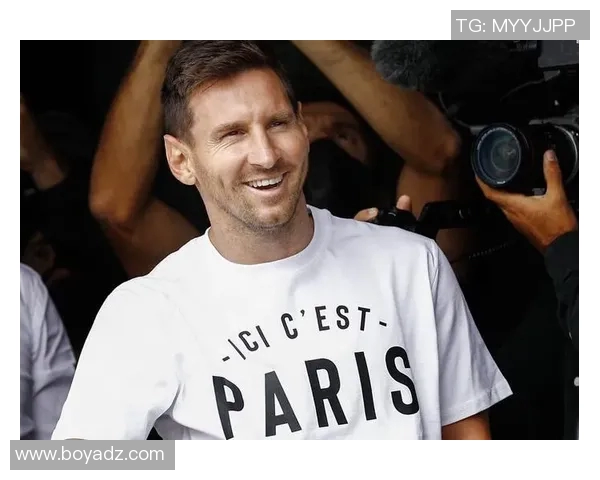 足球巨星独家赠送亲签球裤引发球迷热烈追捧成为收藏焦点